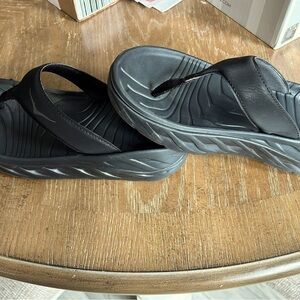 Women’s size 8 HOKA flip flops - Black